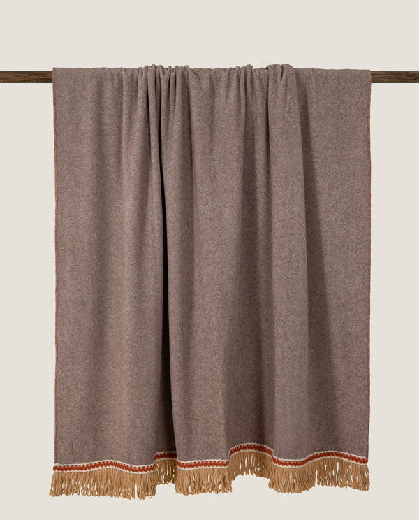 Matisse Taupe - Frynsete pledd i myk bambus GRS
