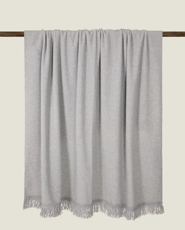 Matisse Pearl Grey Solid - Frynsete teppe i myk bambus GRS