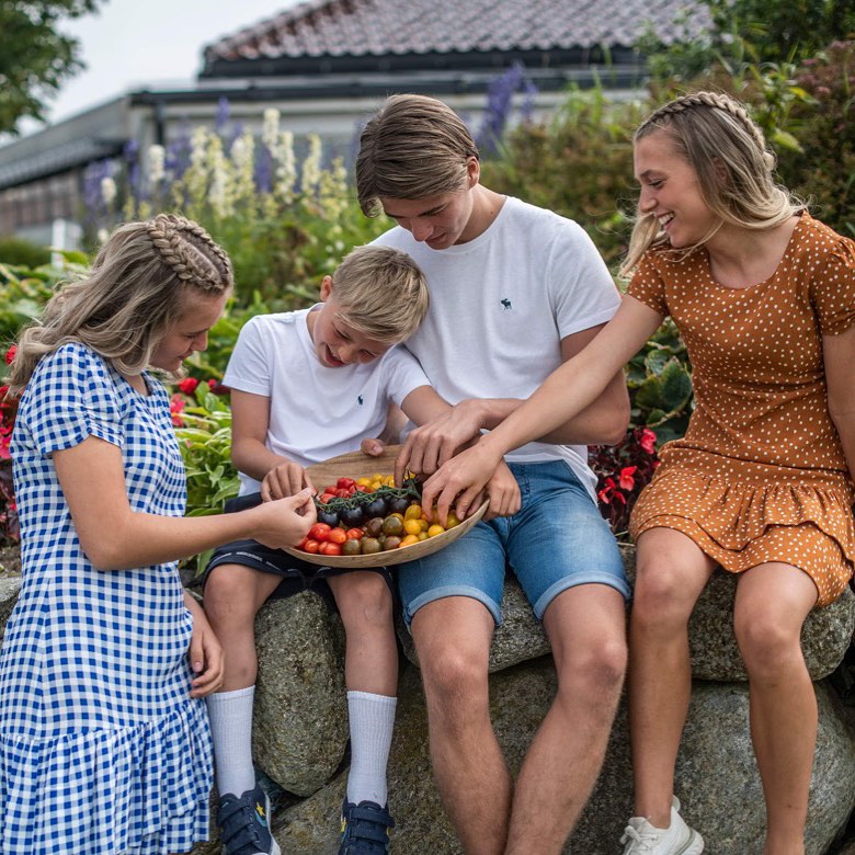 Glade barn spiser grønnsaker fra Wiig gartneri
