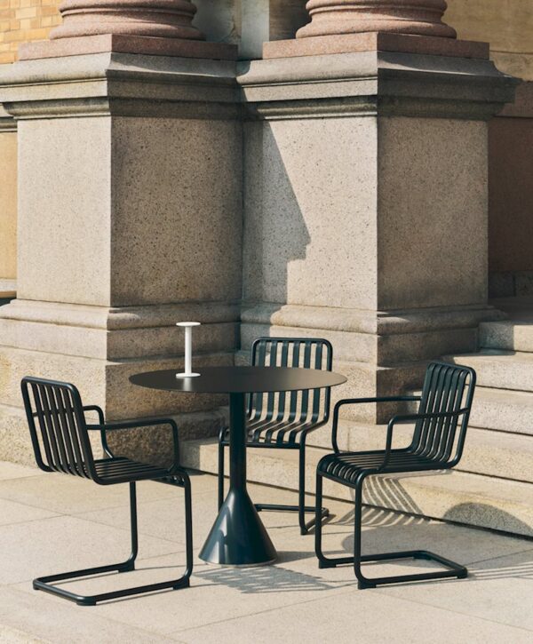 Palissade utesett – Cone-bord Ø90 med Cantilever-stoler i antrasitt