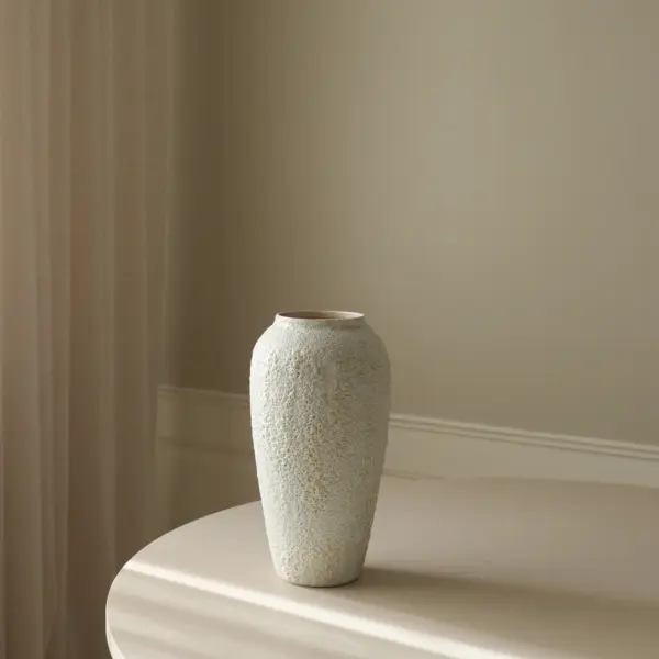 Stor vulkansk vase i keramikk
