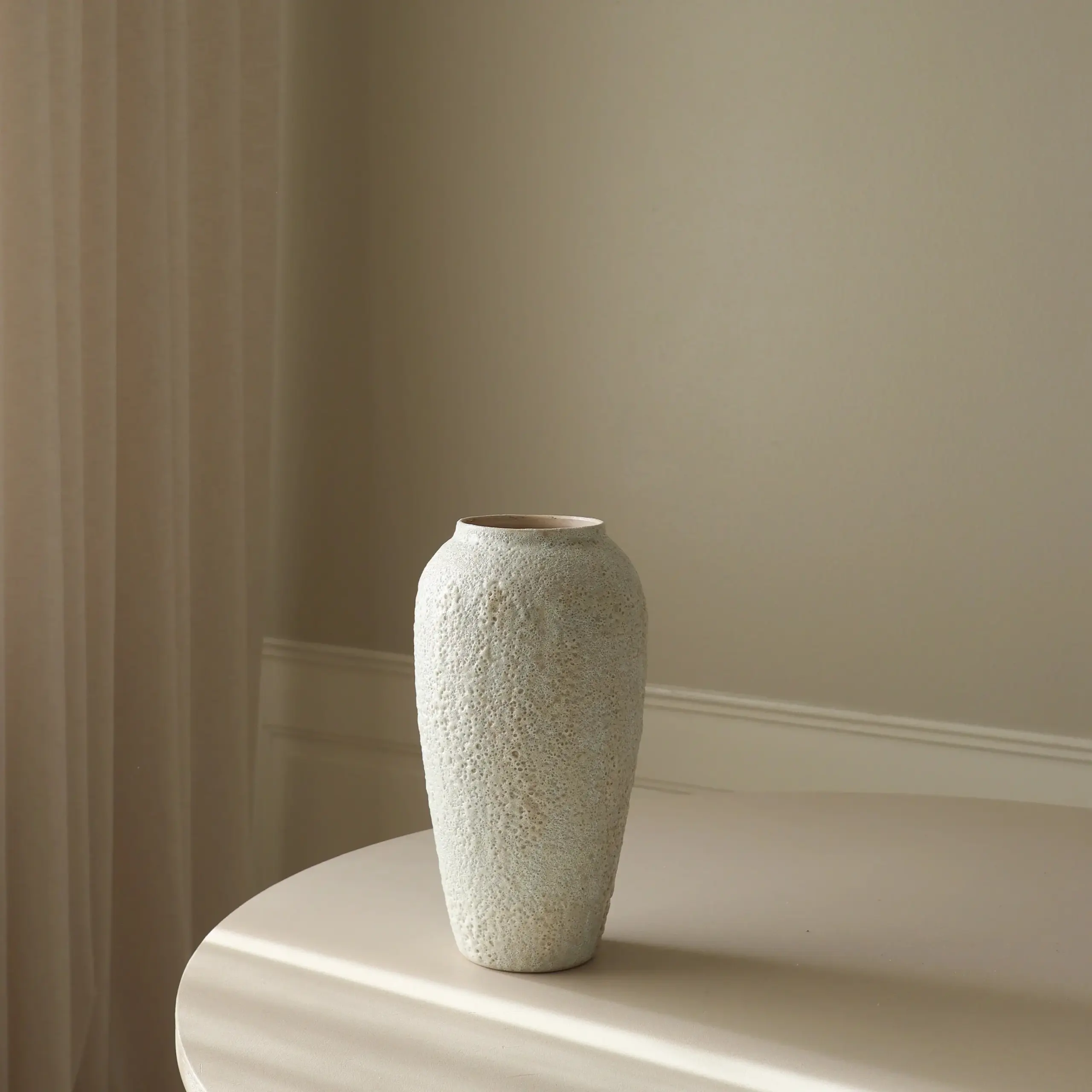Stor vulkansk vase i keramikk